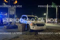 Trepa camioneta en banqueta de Las Torres