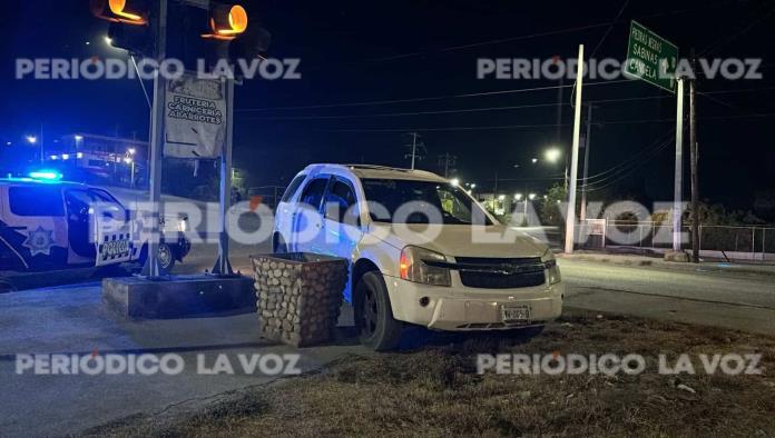 Trepa camioneta en banqueta de Las Torres