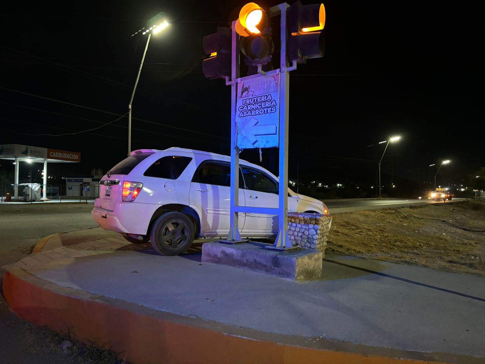 Trepa camioneta en banqueta de Las Torres