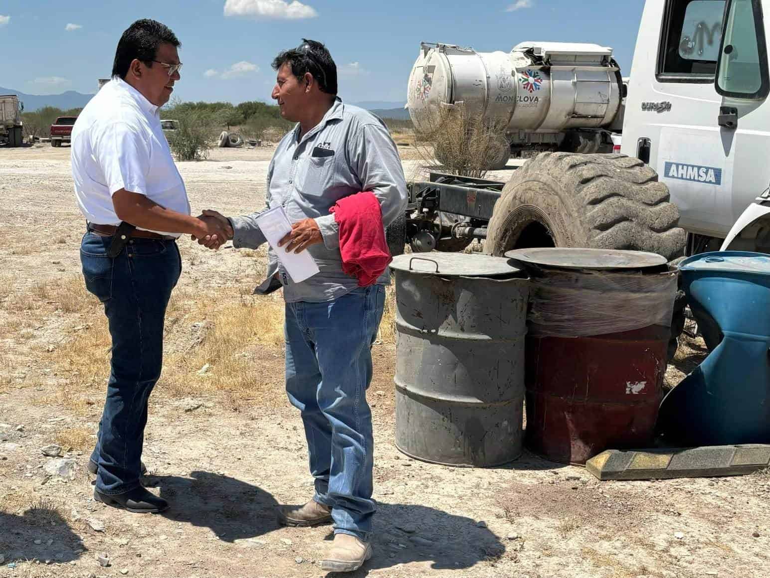 Despachadoras de estaciones de servicio recibieron este viernes paquetes de útiles escolares, lo que aliviana en gran medida la carga que tienen las familias para cumplir con los gastos escolares.