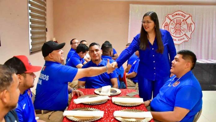 Bomberos de Nava son Reconocidos con Desayuno por su Día Especial