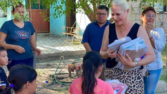 Lleva Laura Jiménez alcaldesa electa de Múzquiz, útiles escolares y calzado