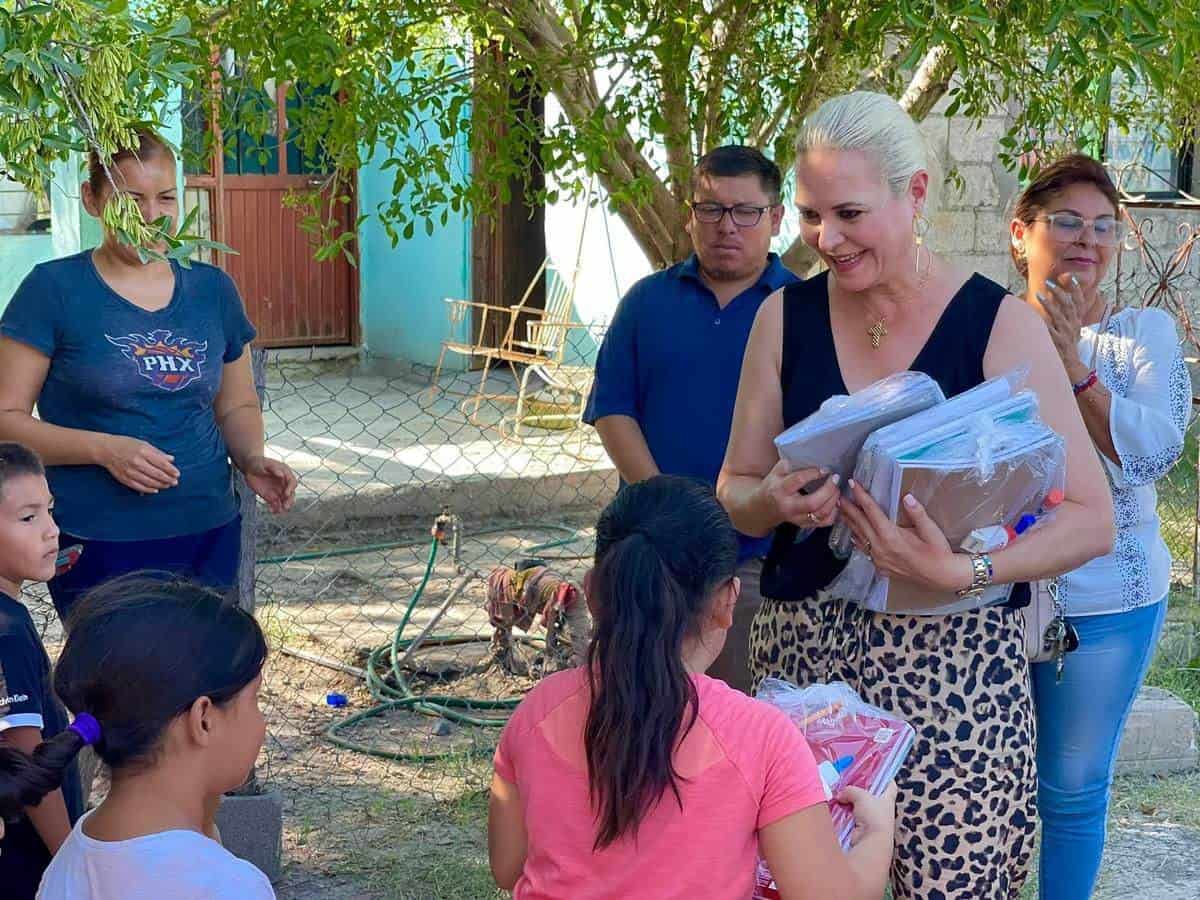 Lleva Laura Jiménez alcaldesa electa de Múzquiz, útiles escolares y calzado