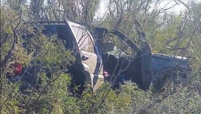 Sufre Volcadura en la Carretera 57: Un Bache Causa el Accidente