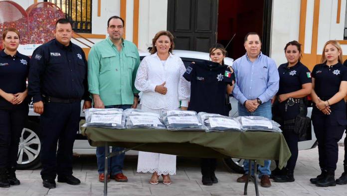 Diana Haro entregó uniformes a elementos de Seguridad Pública