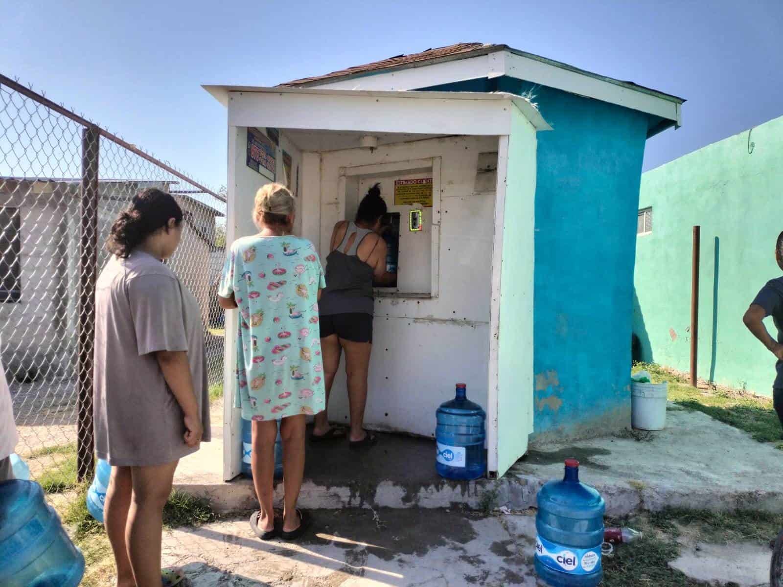 Expendedoras de Agua Purificada Están SATURADAS Ante Suspensión de Servicio Potable