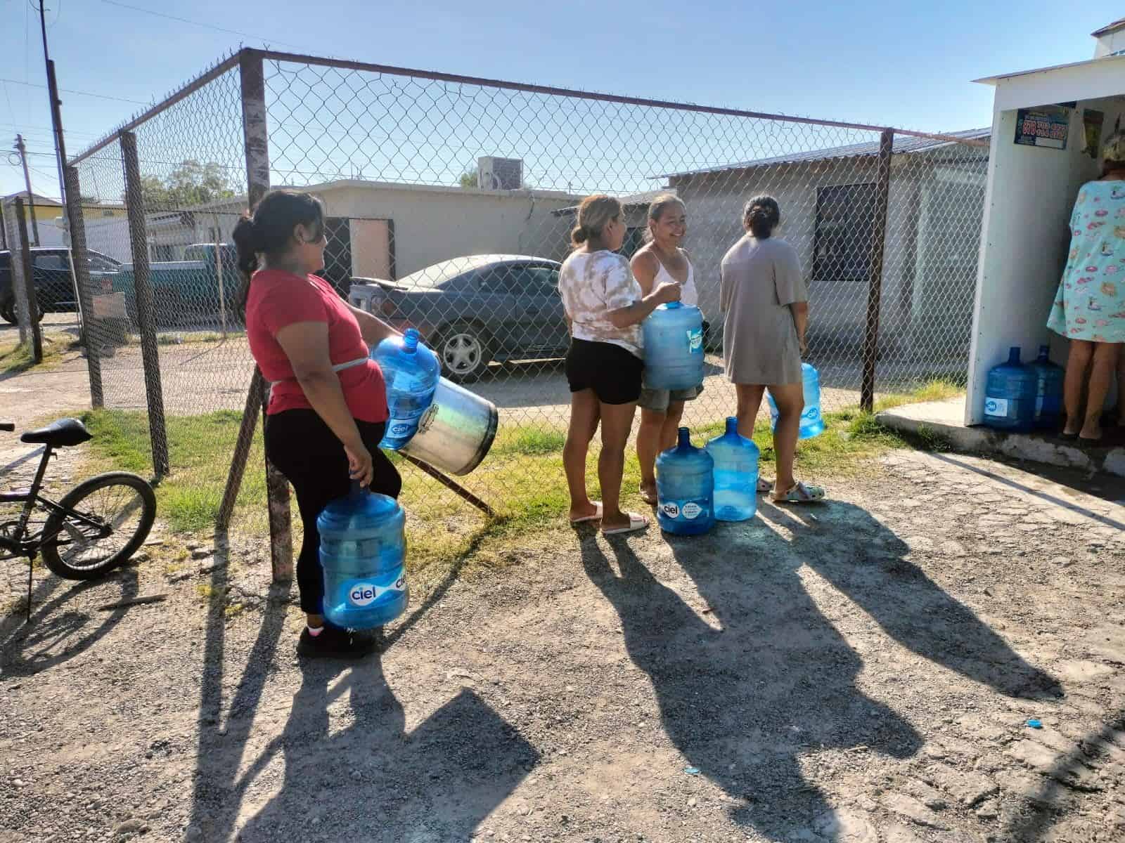 Expendedoras de Agua Purificada Están SATURADAS Ante Suspensión de Servicio Potable