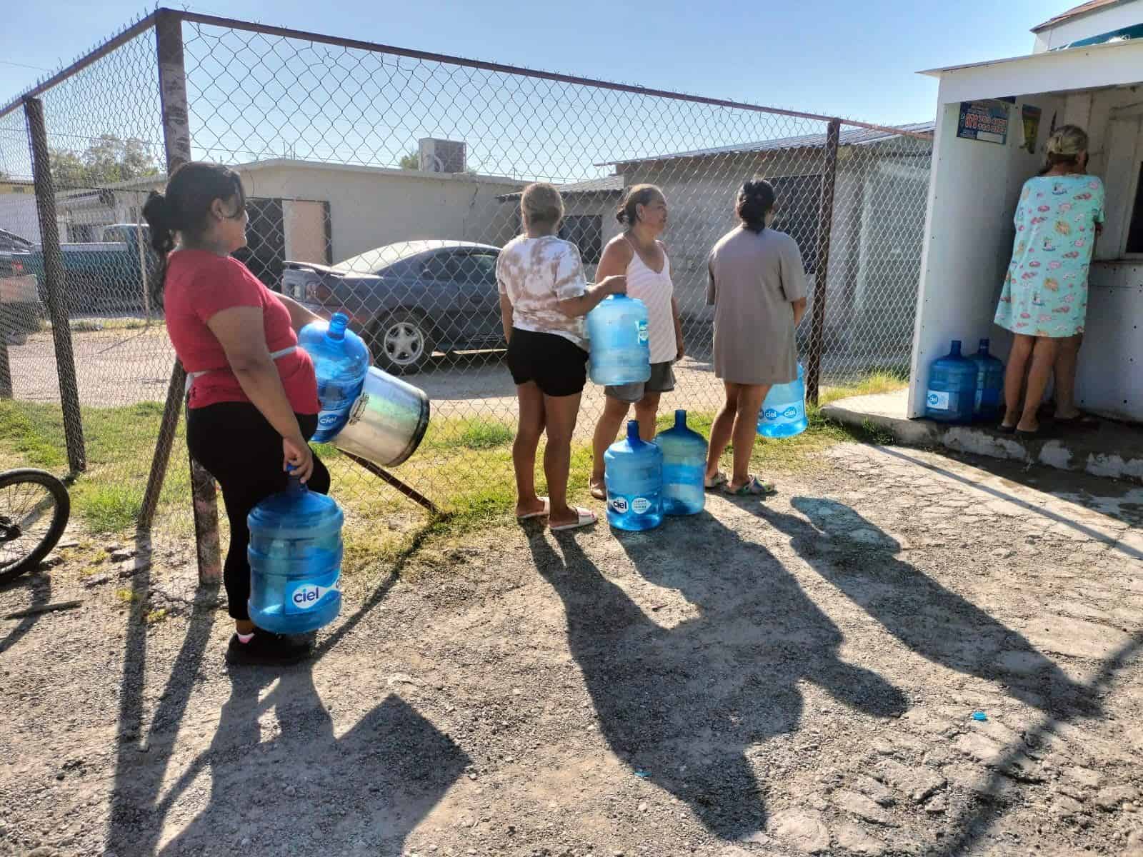 Expendedoras de Agua Purificada Están SATURADAS Ante Suspensión de Servicio Potable