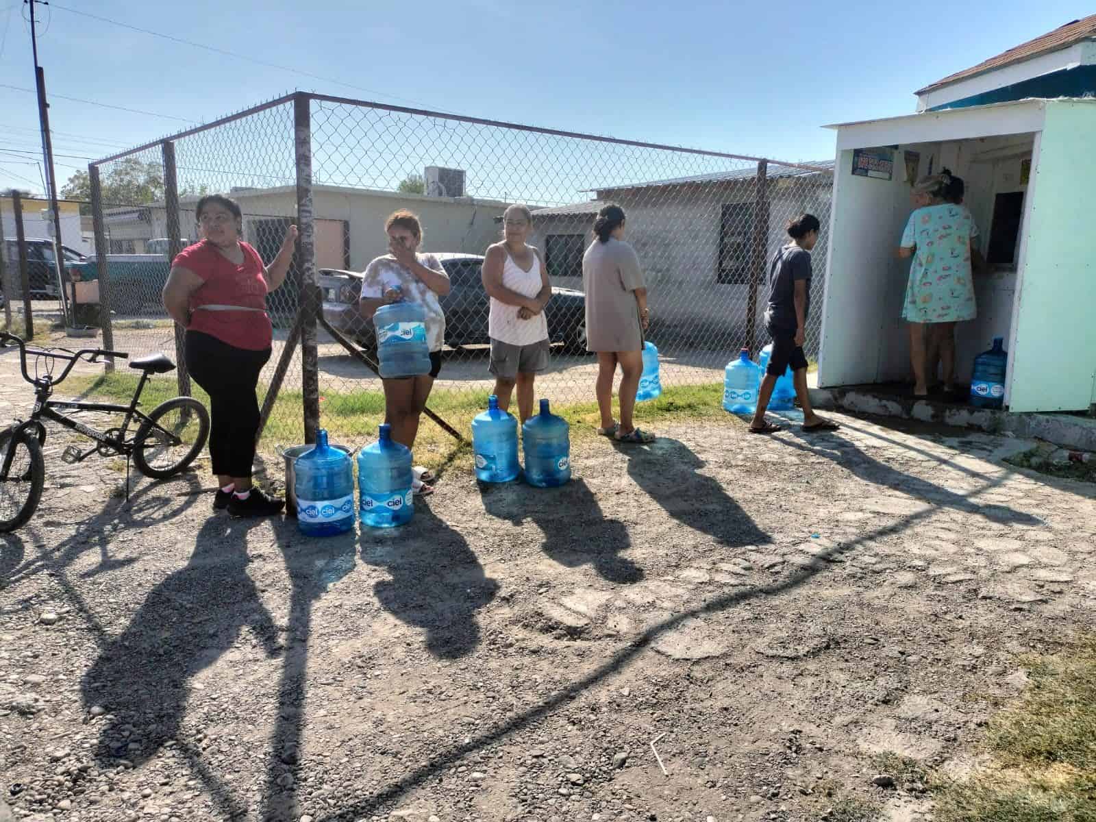 Expendedoras de Agua Purificada Están SATURADAS Ante Suspensión de Servicio Potable