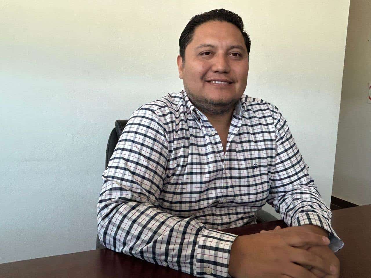 Armando Castro; rector de la Universidad.