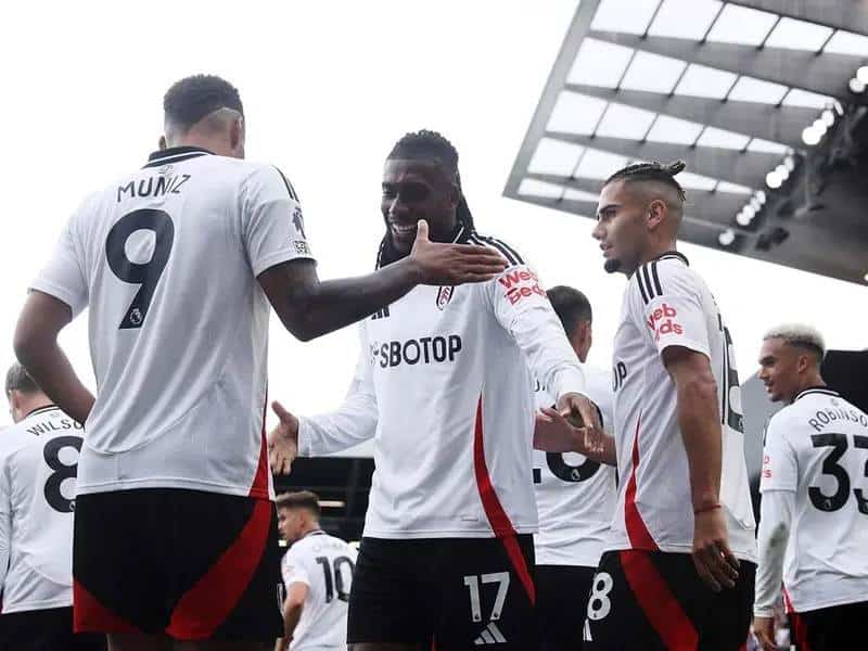 Raúl Jiménez jugó minutos en victoria del Fulham
