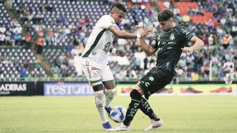 Jordan Carrillo es detenido por Andrés Guardado durante la trifulca al finalizar el encuentro.
