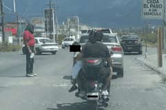 Padres de familia arriesgan vida de menor en motocicleta en avenida industrial