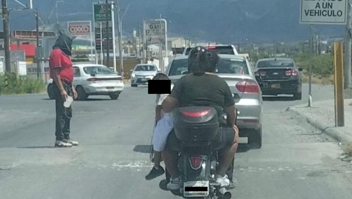 Padres de familia arriesgan vida de menor en motocicleta en avenida industrial