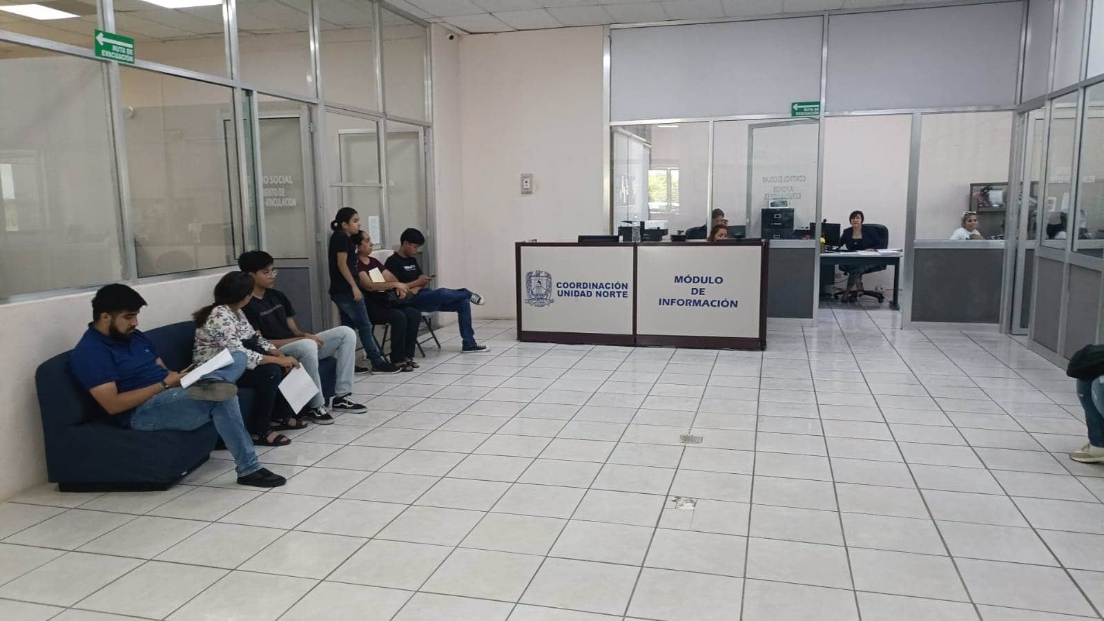 Por semana acuden 7 o más estudiantes que buscan revalidar sus materias.