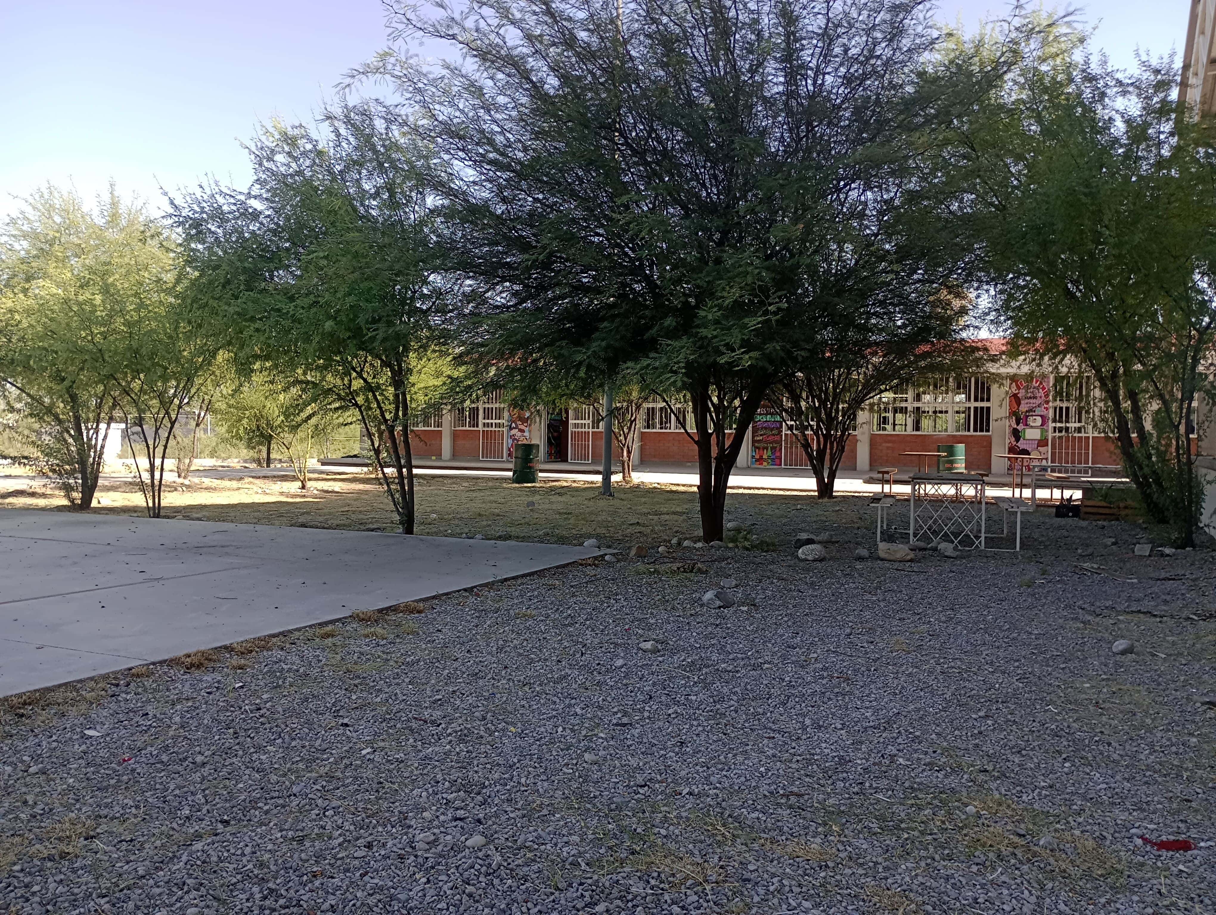 20 escuelas fueron apoyadas con limpieza y deshierbe durante las vacaciones.