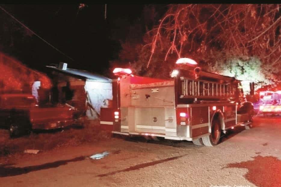 Voraz incendio arrasa con tres viviendas