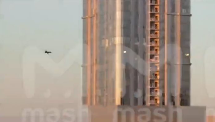 Dron ucraniano golpea edificio ruso