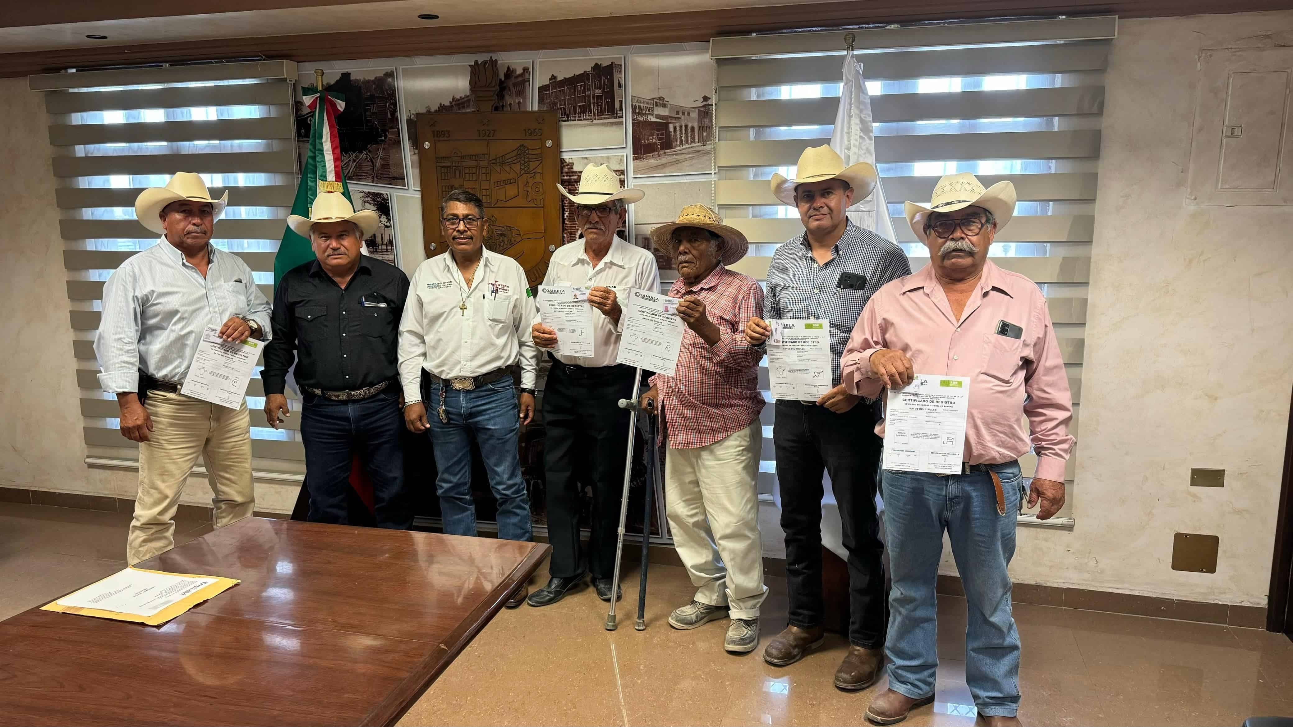 El ayuntamiento de Frontera a través de Fomento Agropecuario entregó este lunes fierros de herrar a productores  de diversos ejidos.