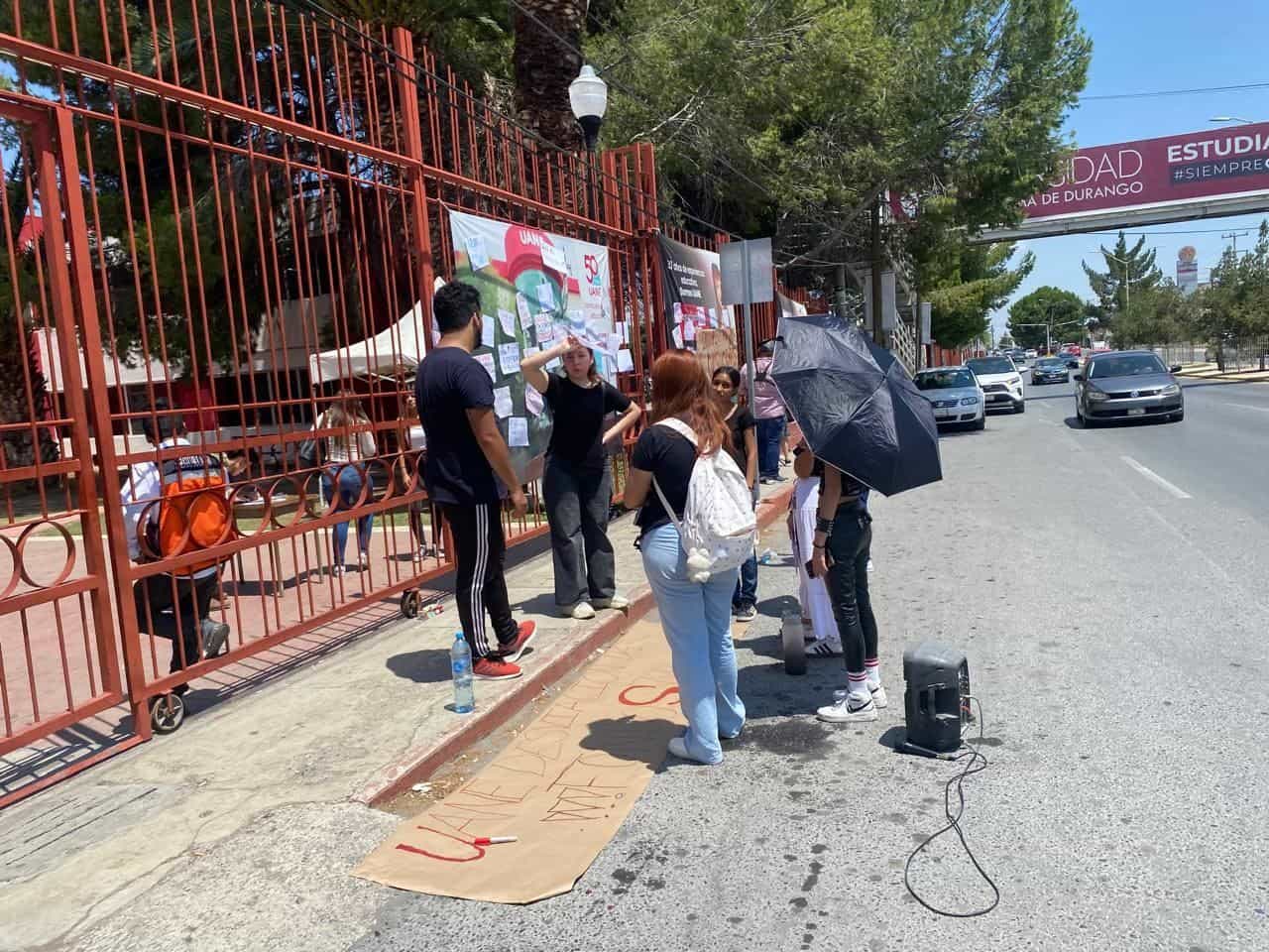 Este lunes, estudiantes de diversas carreras de la Universidad Americana del Noreste en Saltillo decidieron suspender sus actividades académicas.
