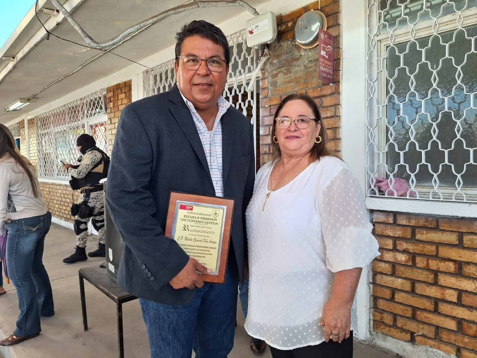 Recibe reconocimiento alcalde de Frontera.