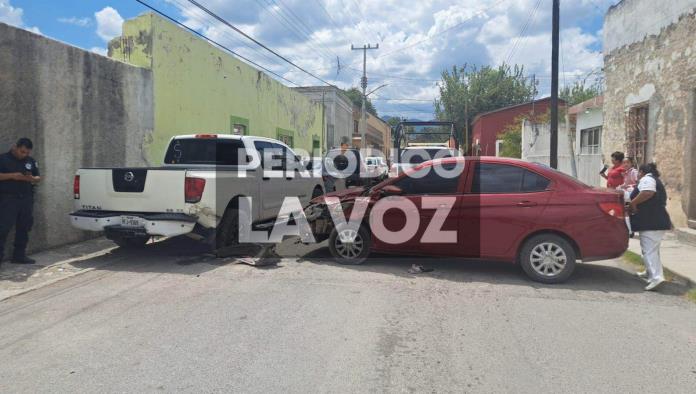 Choca enfermera contra 2 vehículos en la 5 de mayo