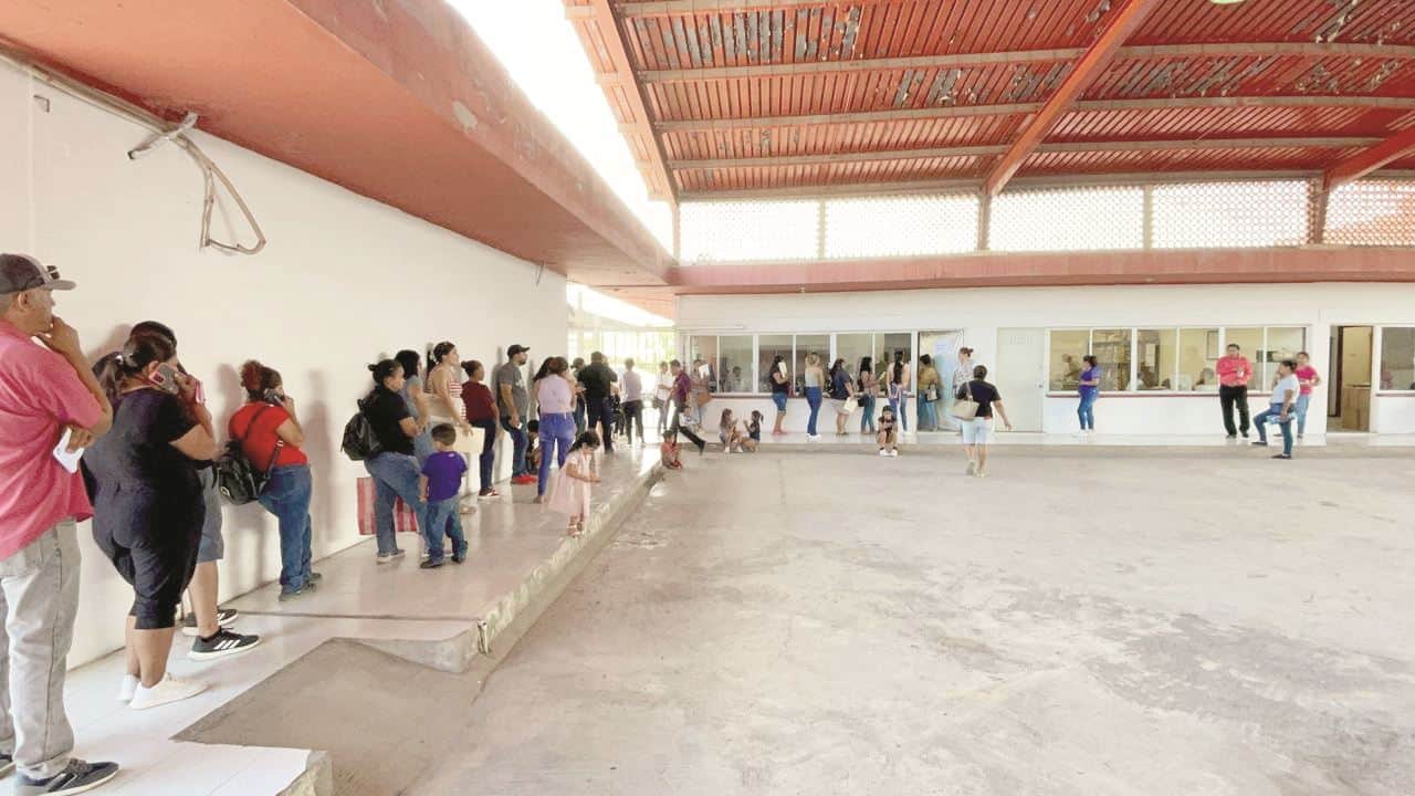 Padres de familia aun buscan una escuela para sus hijos.