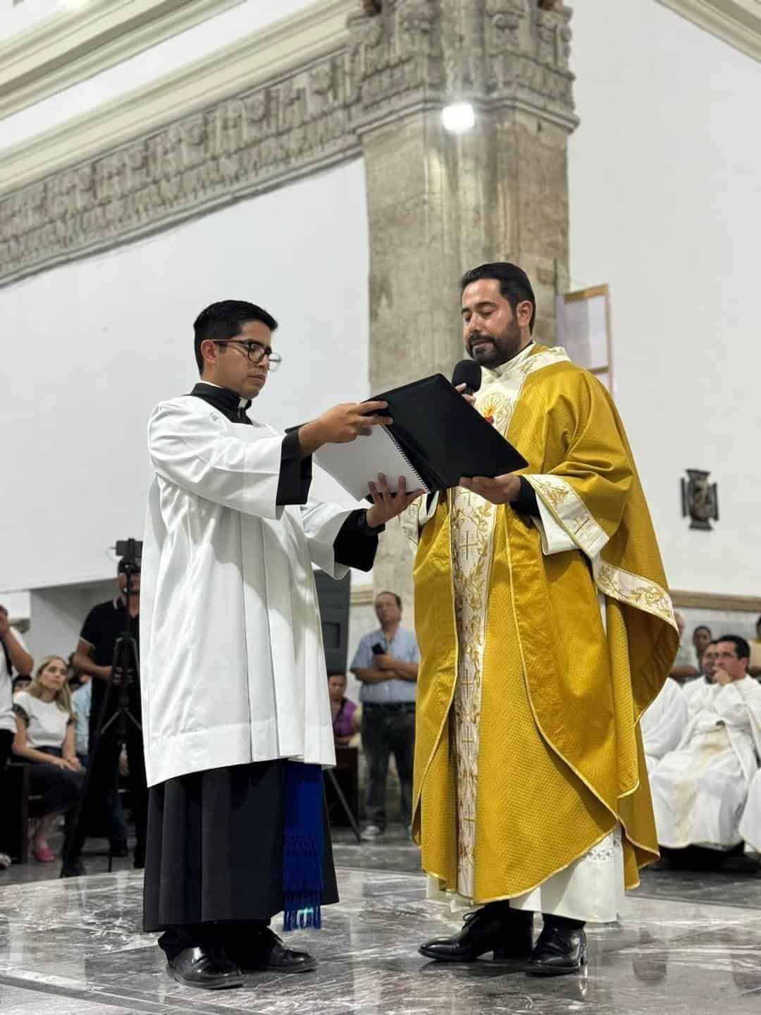 El Vicario Néstor Martínez Sánchez empezó su nuevo cargo como Párroco de la iglesia Santiago Apóstol.