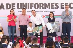 Entregan uniformes en escuelas rurales