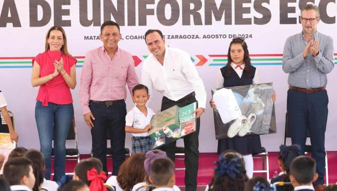 Entregan uniformes en escuelas rurales