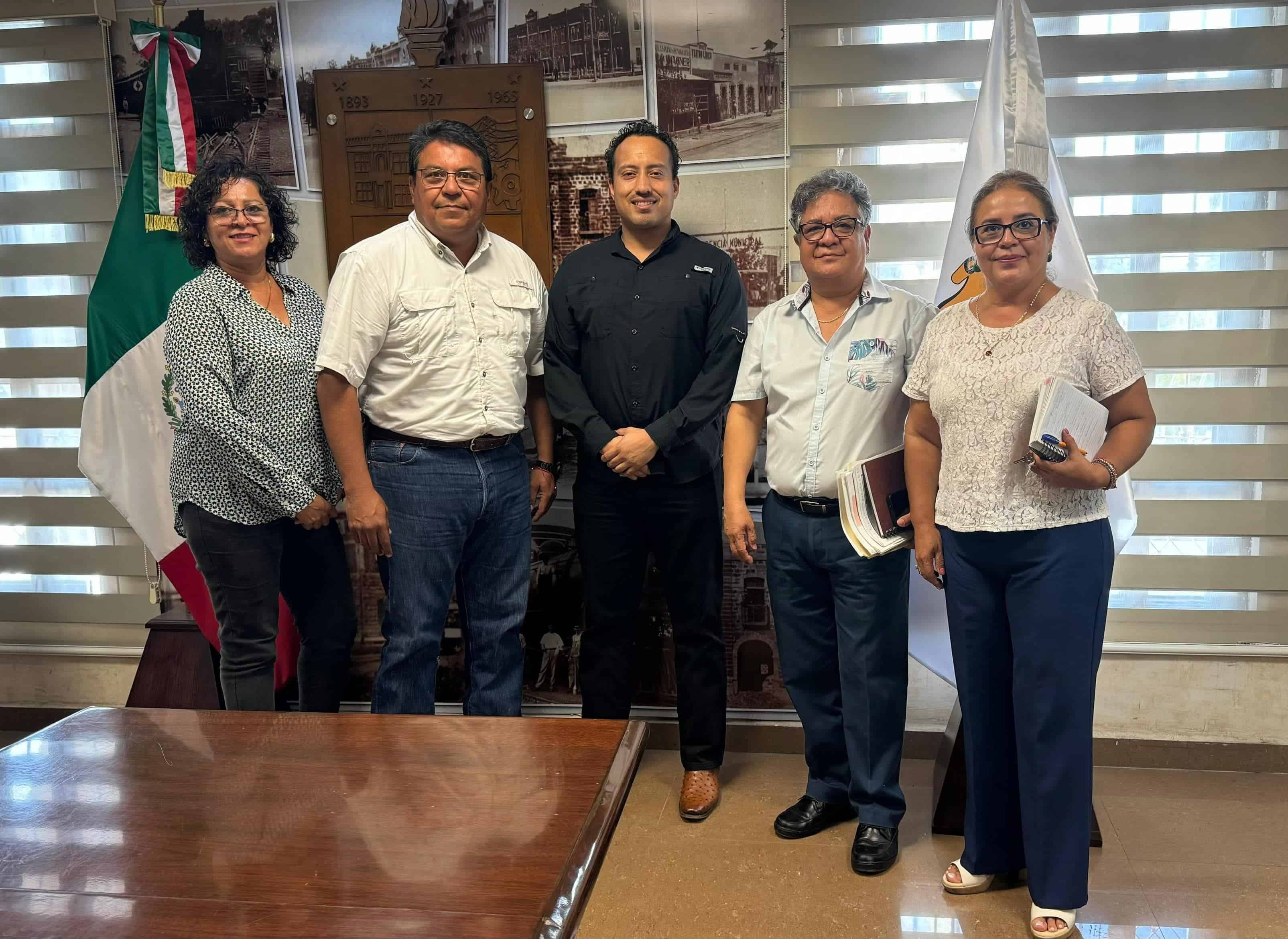 El Secretario de Vivienda y Ordenamiento Territorial, Ángel Mahatma Sánchez, se reunión este lunes con el alcalde Roberto Piña Amaya para coordinar acciones orientadas a resolver la problemática en materia de asentamientos