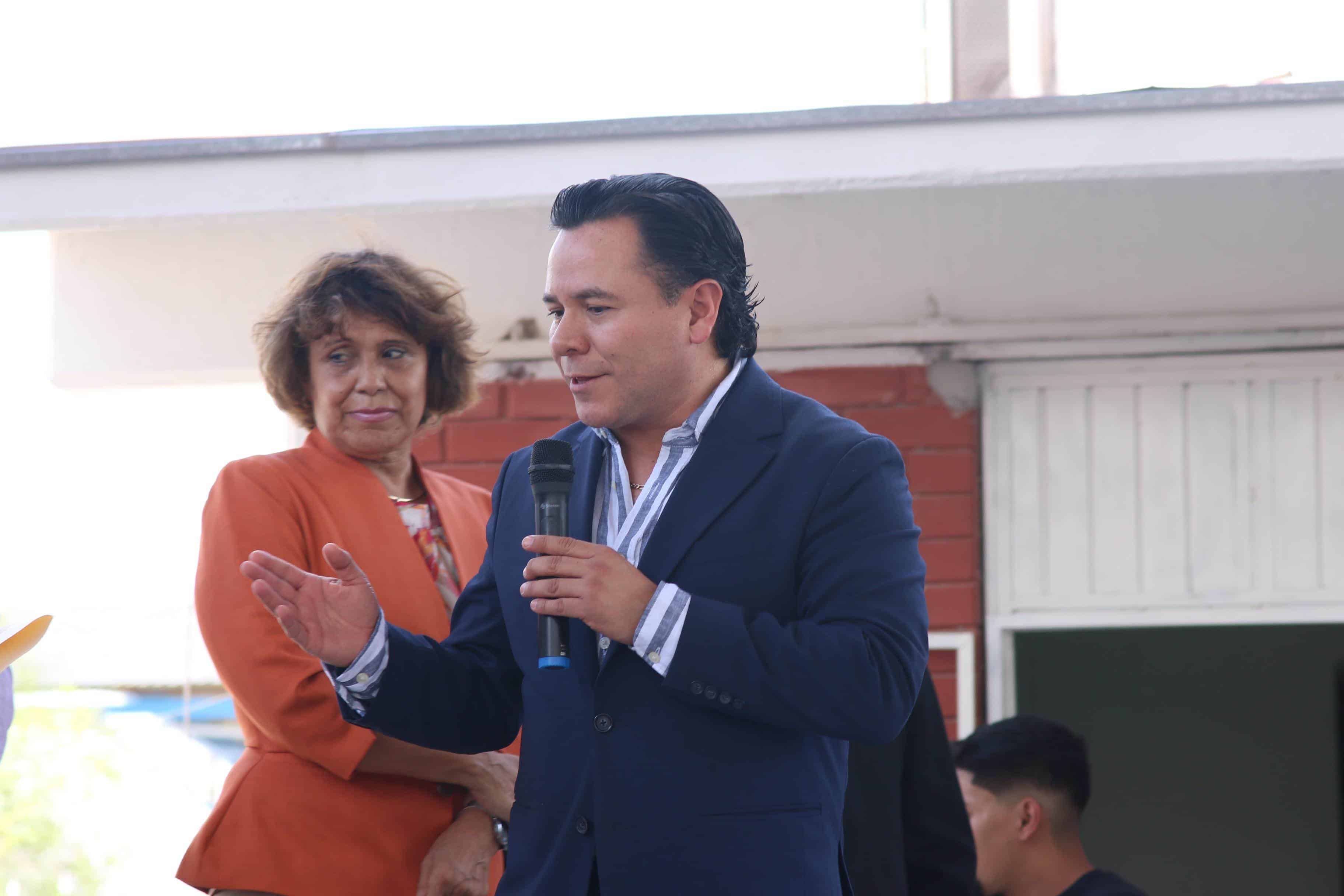 Entrega Sergio Sisbeles útiles y libros de texto