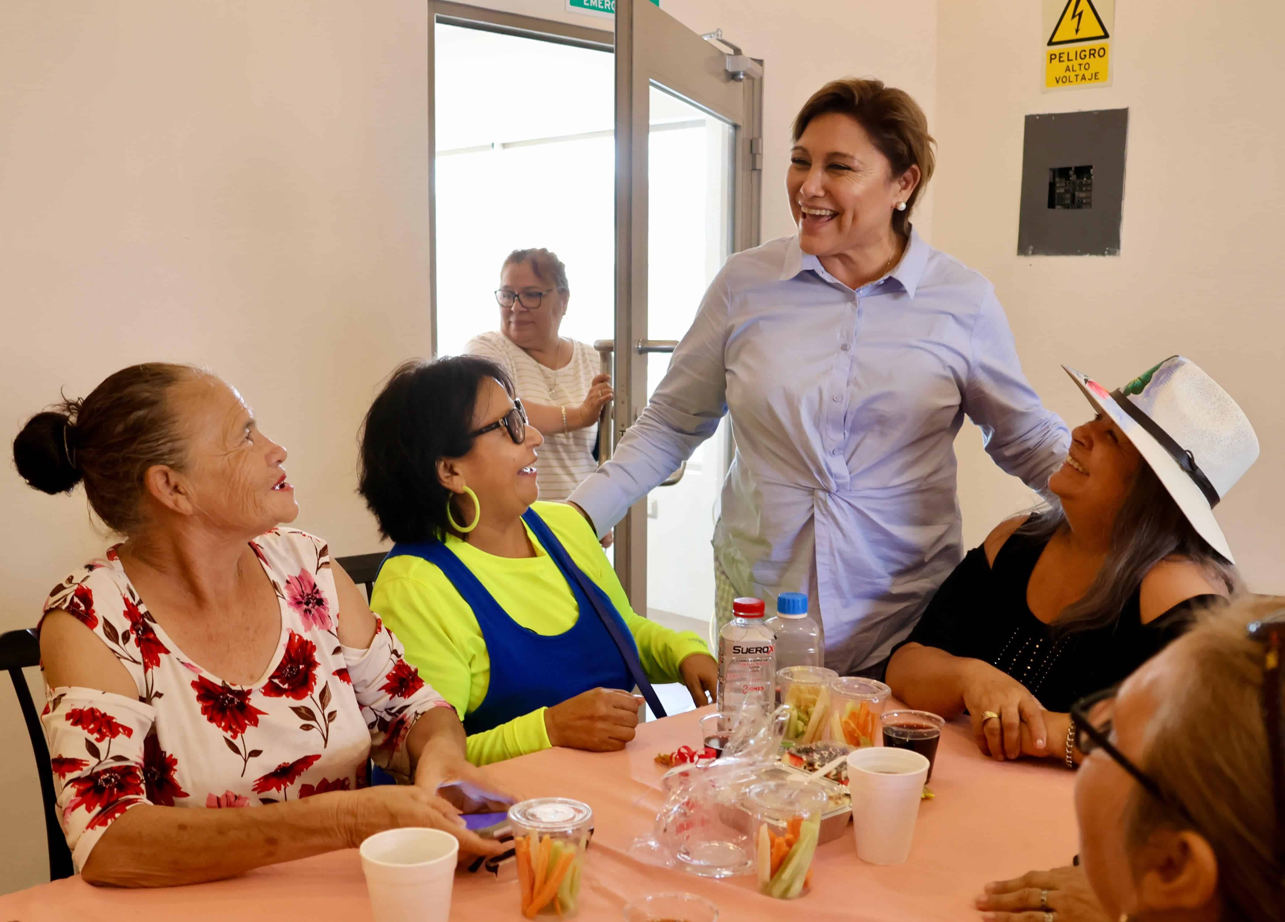 Convive alcaldesa Diana Haro con adultos mayores