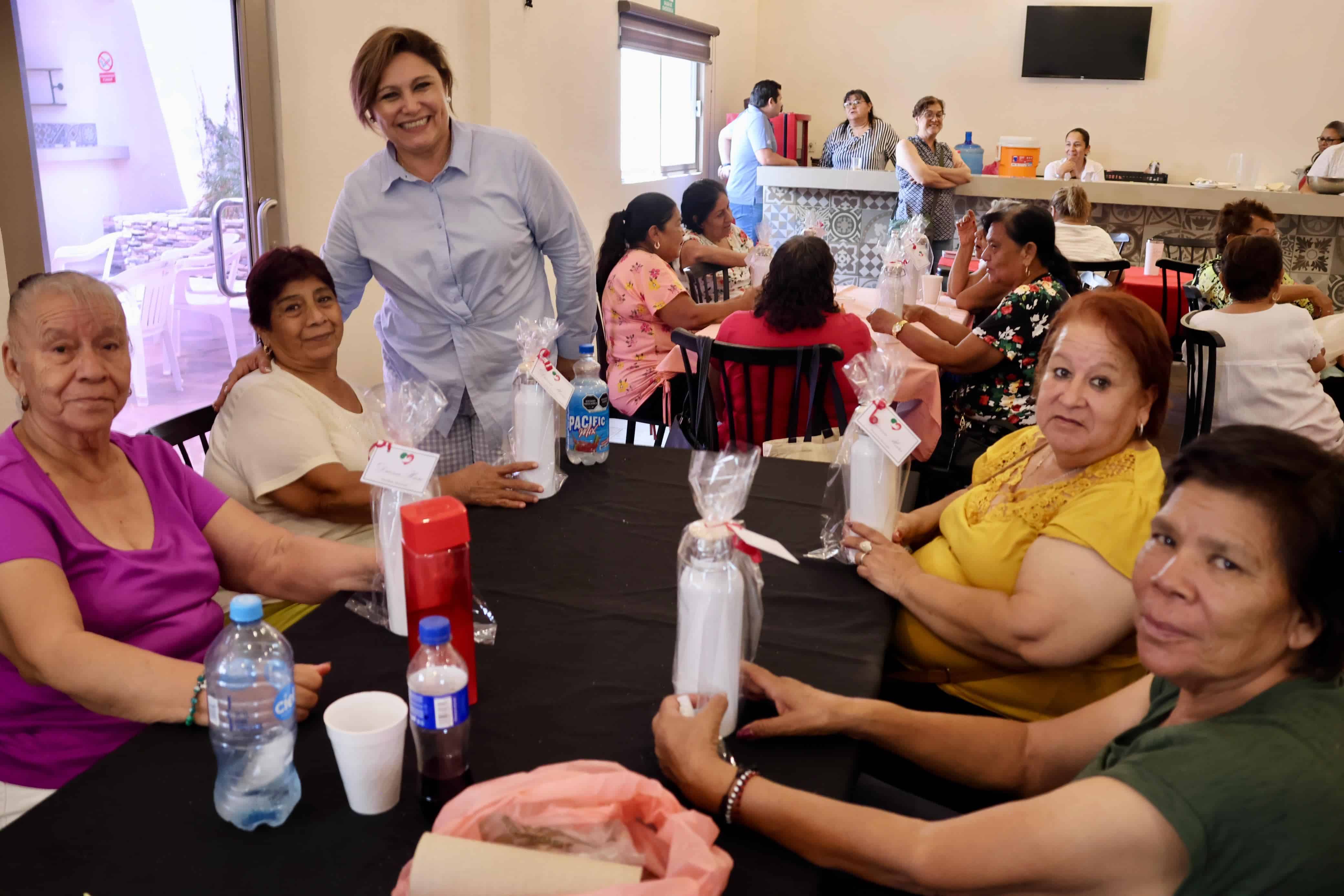 Convive alcaldesa Diana Haro con adultos mayores