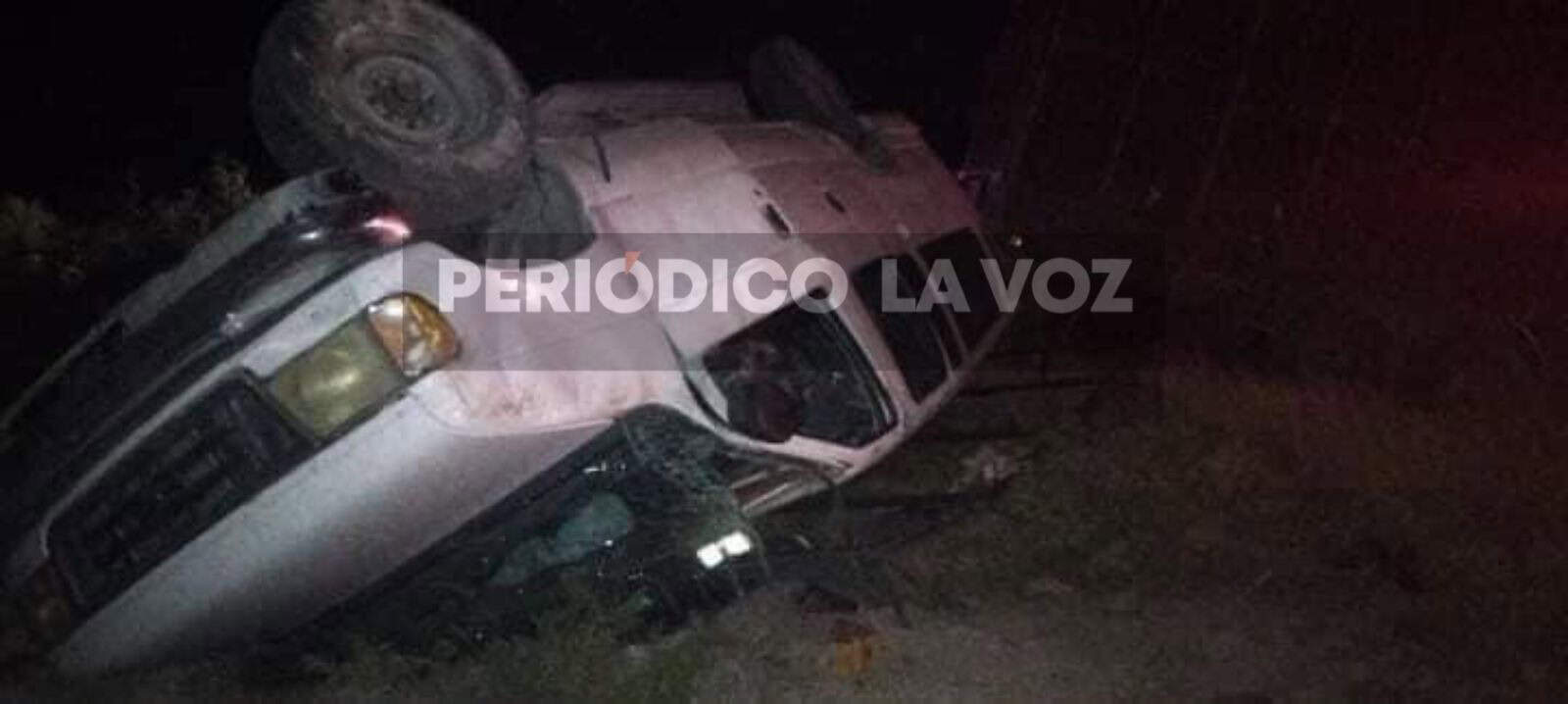 Auxilian a tres lesionados en volcadura  
