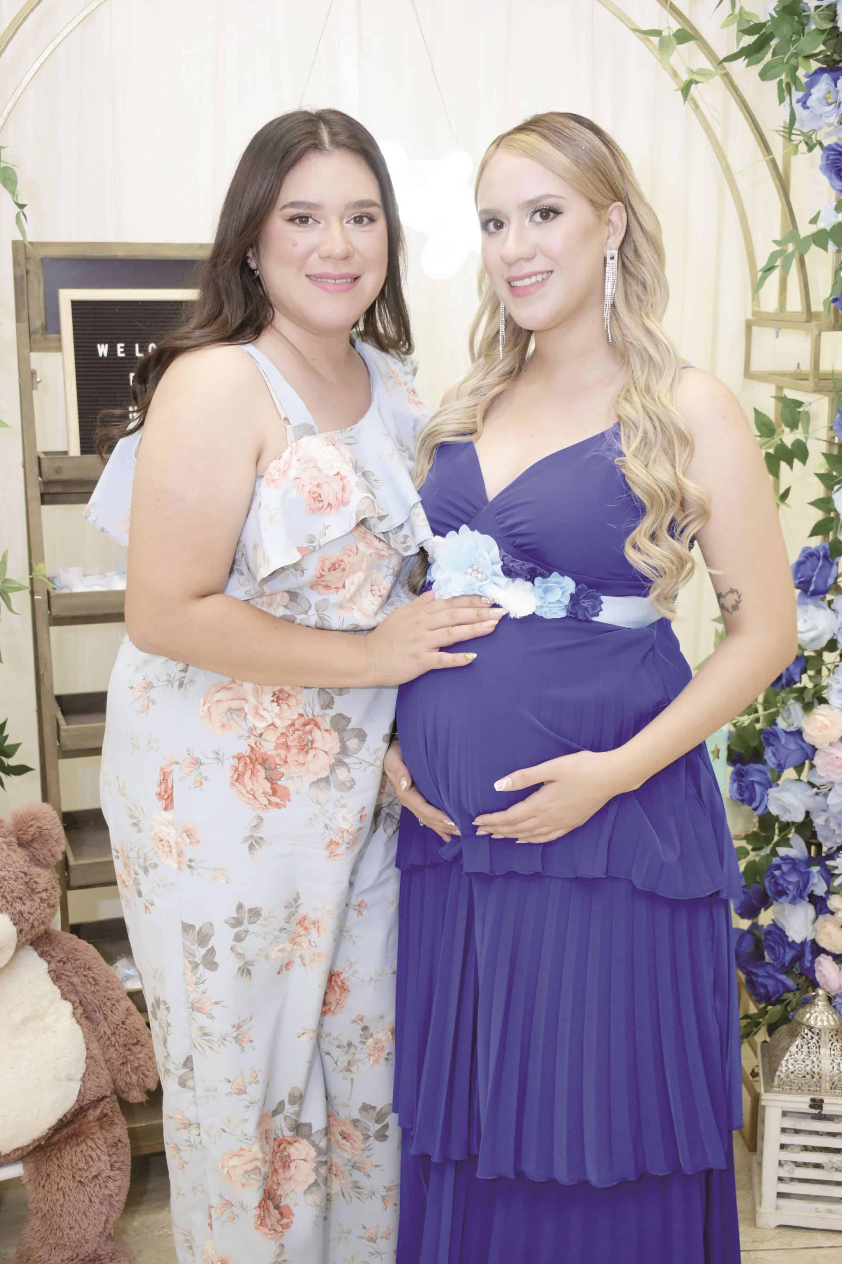 Acompañada de su hermana Zury.