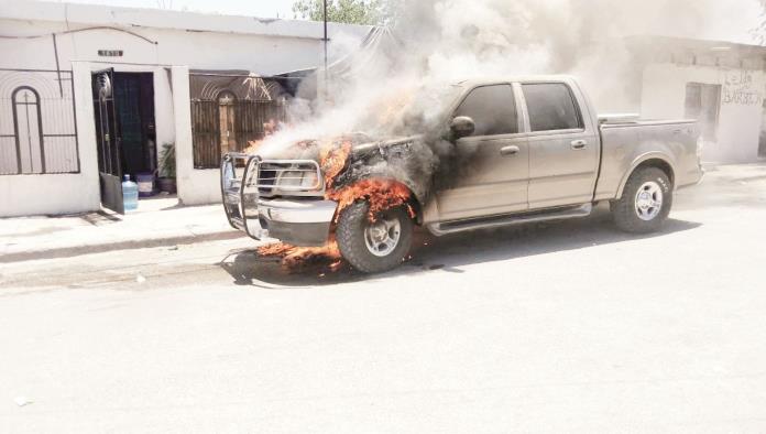 Extremo calor provoca incendios en vehículos