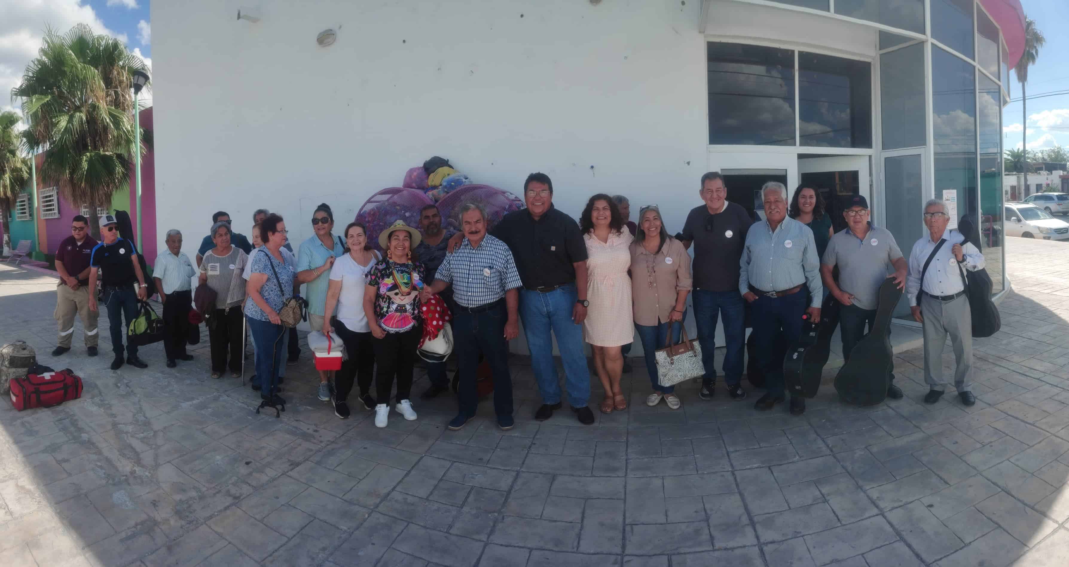 Adultos mayores de los diversos centros comunitarios de Frontera participaron ayer en un Carnaval en el marco del “Día de los Abuelos” y el “Mes del Adulto Mayor”.