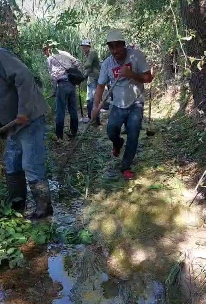 Limpieza de acequia en el ejido La Cruz