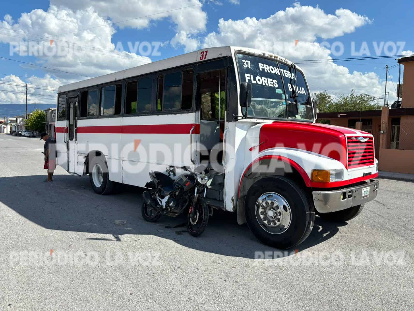 Embiste camión a motociclista