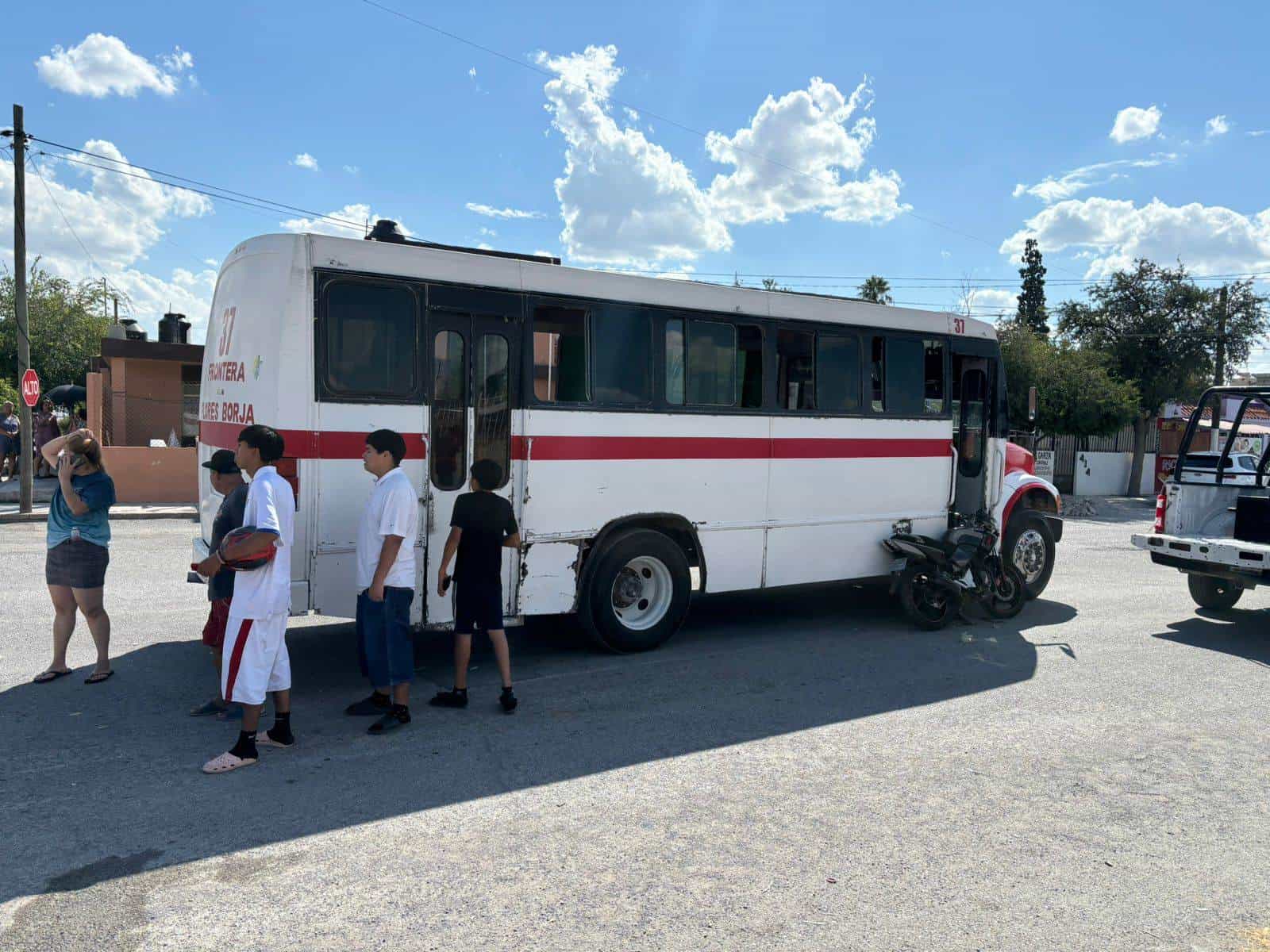 Embiste camión a motociclista