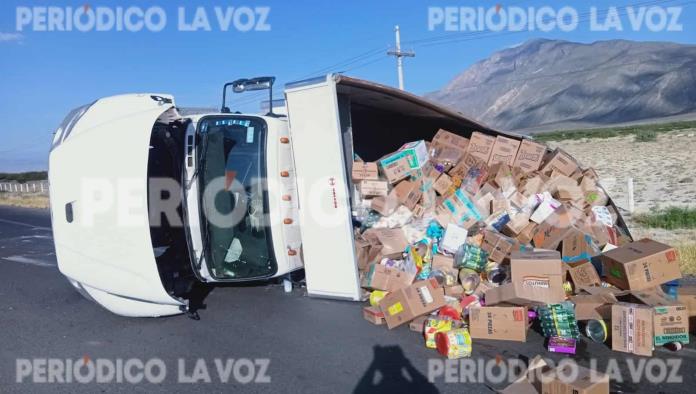 Se acuesta en la 30 y riega la mercancía