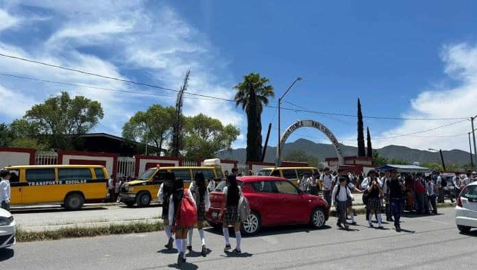 Problemas en la secundaria 76: Padres de familia denuncian continuos cortes de electricidad y trabajos en línea.