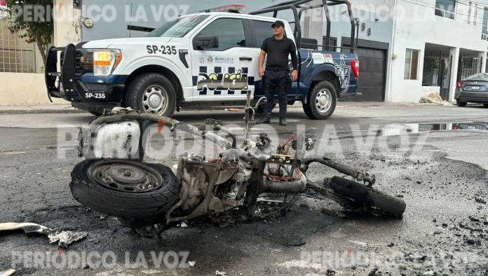 Se quema moto y la abandonan