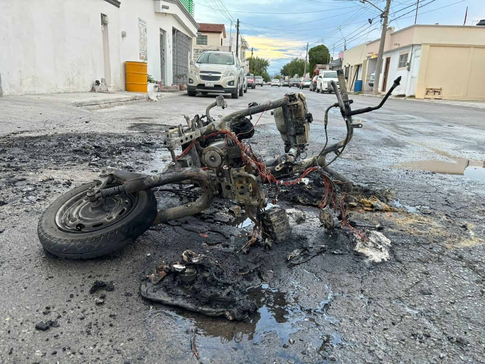 Se quema moto y la abandonan