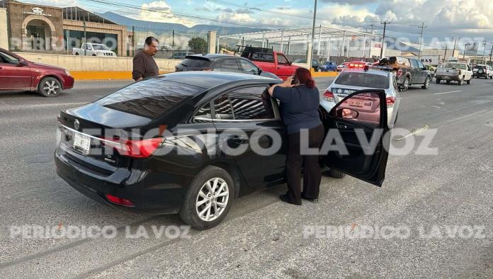 Choca auto con camión de carga