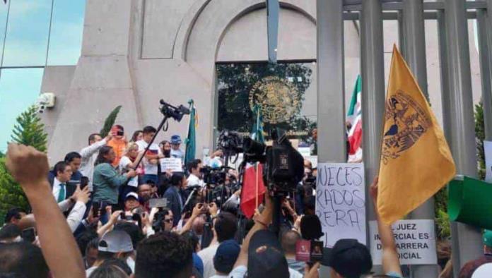 Estudiantes y maestros de la UNAM protestan contra la reforma judicial