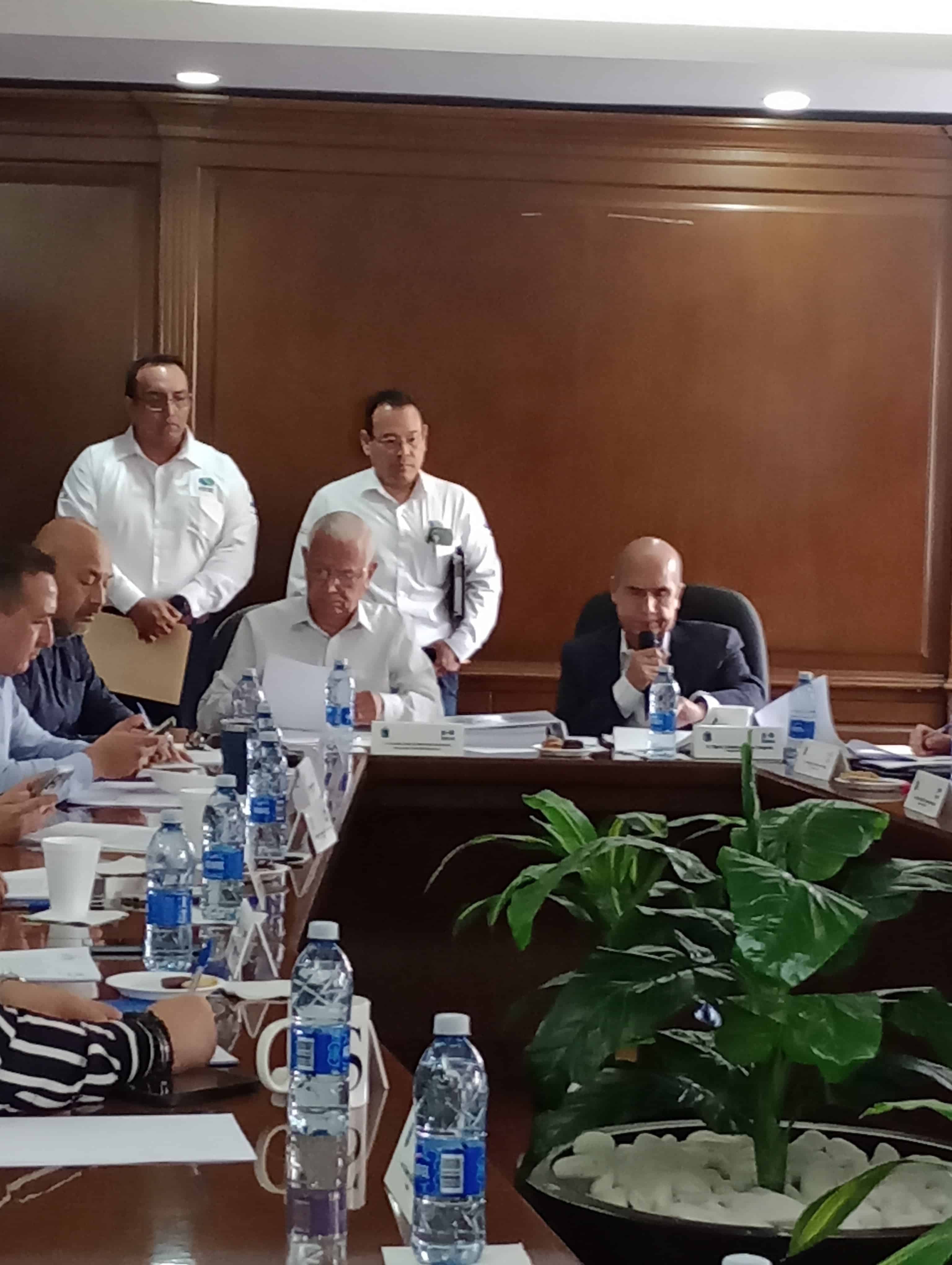 Tesorero y contralor del SIMAS estuvieron en cabildo mientras el alcalde dió un informe general de cómo se encuentra el sistema ante el cabildo.