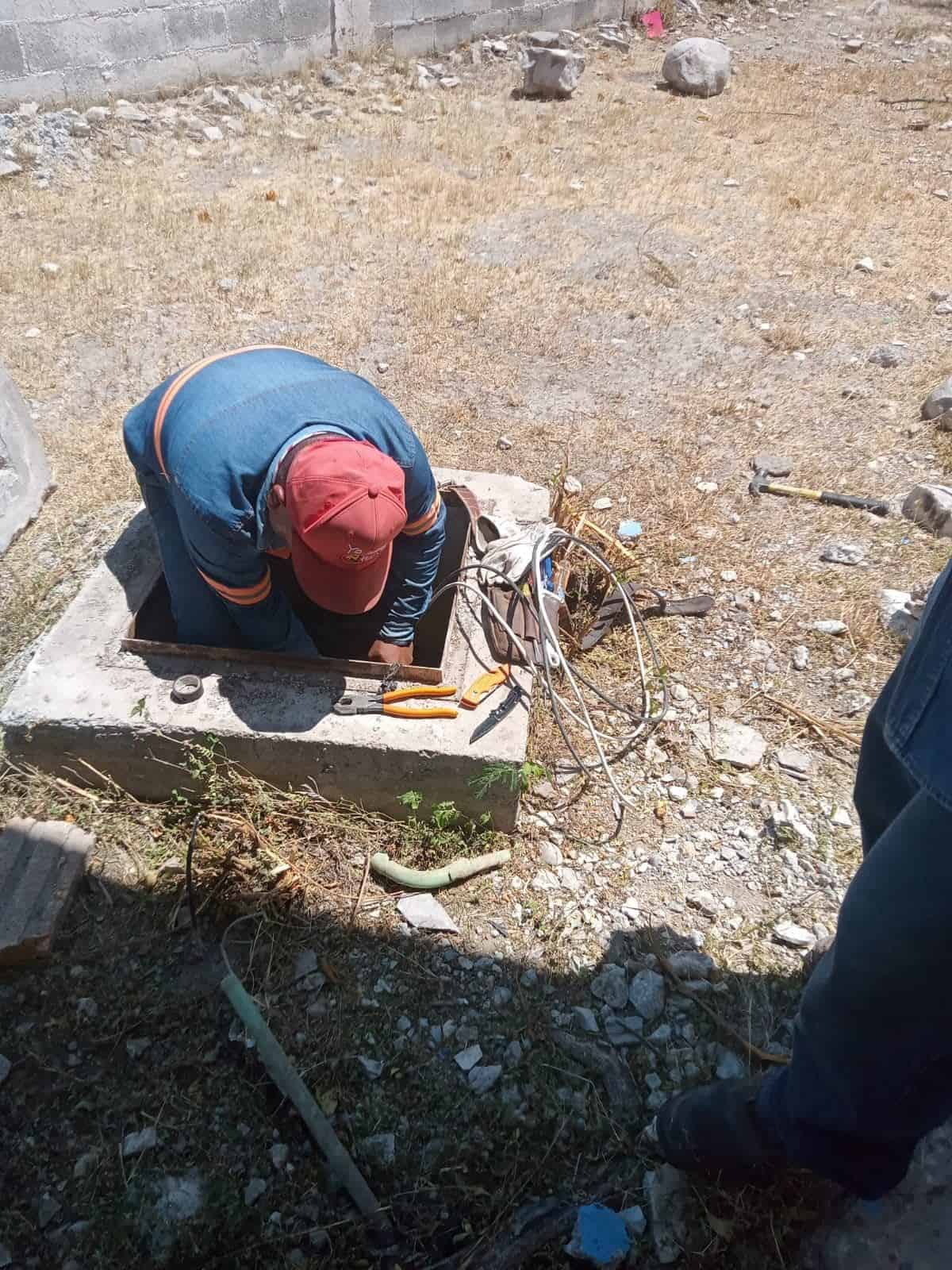 Personal de Alumbrado Público apoyó la instalación de cableado en el Jardín de Niños México.