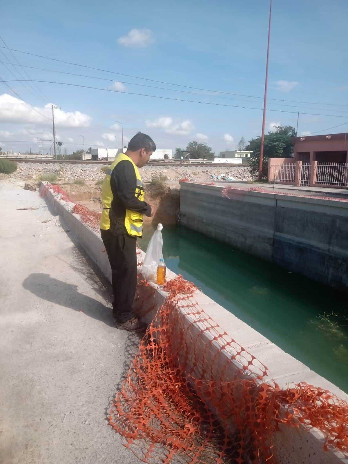 Personal de Salud Municipal abatizó el puente de la colonia Occidental en donde se acumuló gran cantidad de agua derivado de una fuga.